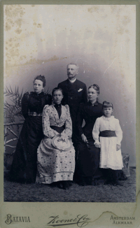 Adriaan Anne MG (1843-1910), Susanne Cornelia Jacoba Wilhelmina Hester (1849-1930), Susanna Wilhelmina MG (1878-1959), Anna Catharina Adriana MG (1884-1976), Nr. 5 onbekend